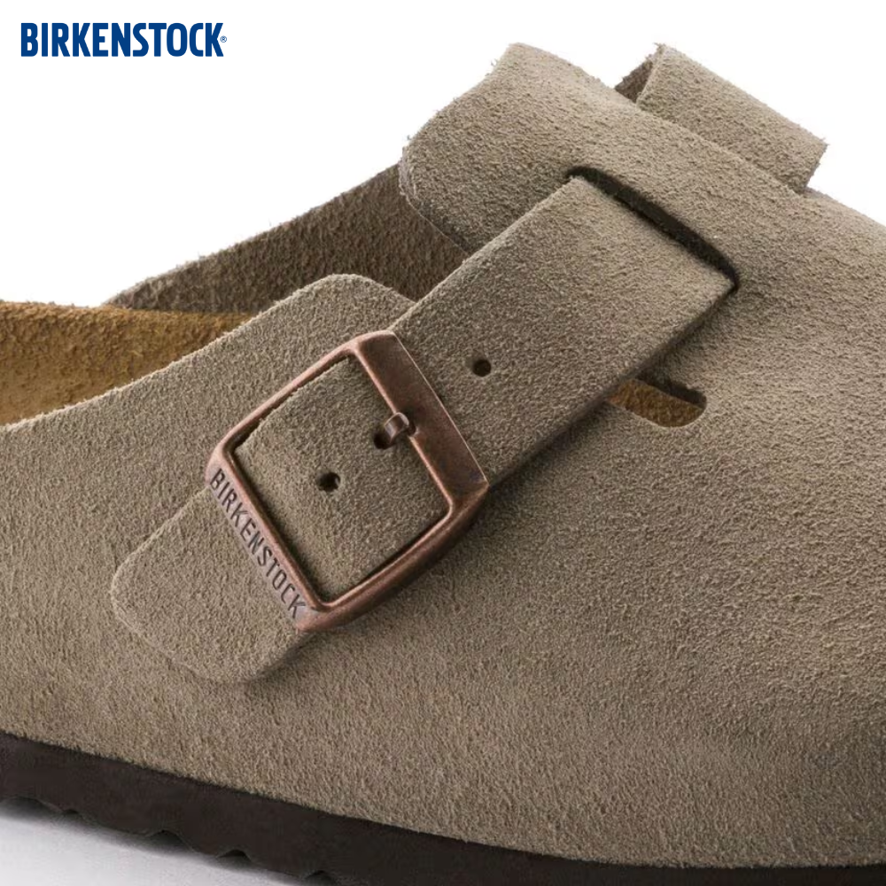 Boston en Suède Taupe – Lit de Pied Doux